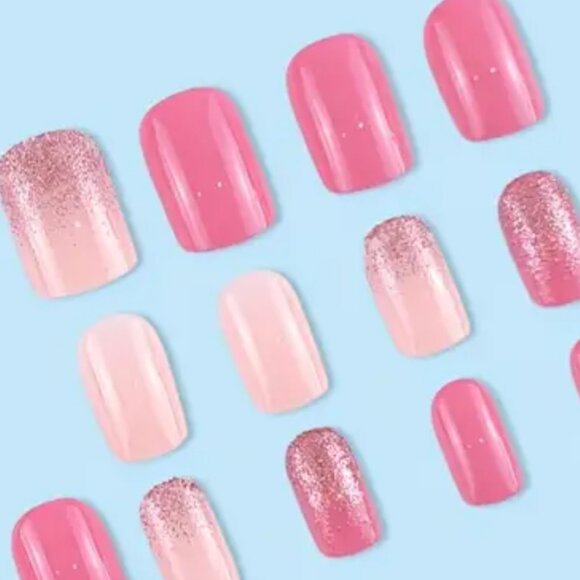 🍸🩷🎄HOLIDAY NAILS! - Picture 5 of 5